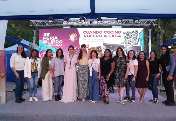 Mujeres migrantes en el conversatorio de la Feria del Libro de Ovalle presentando el recetario Cuando cocino vuelvo a casa.